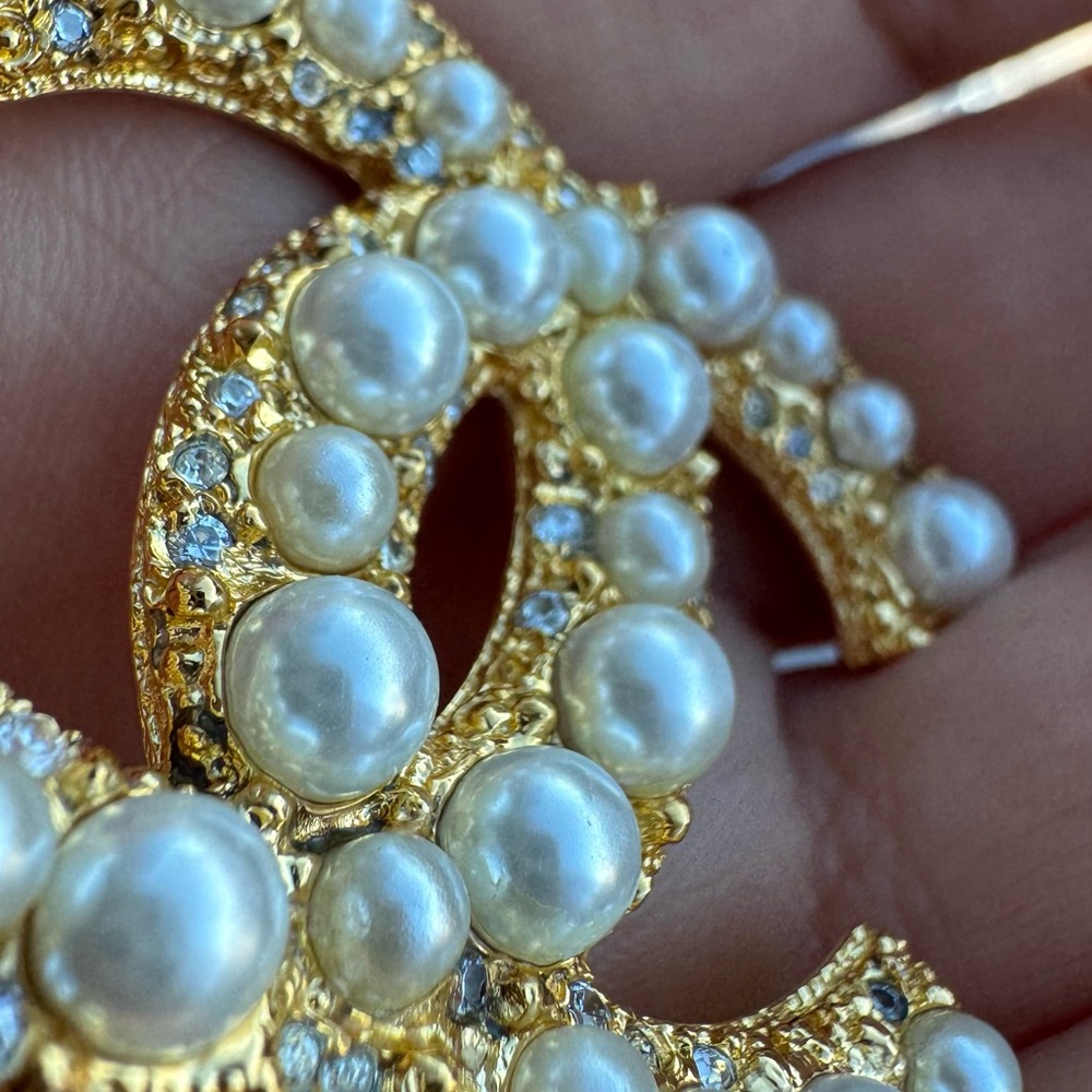 CHANEL Gold and Pearl Brooch - Picture 12 of 14